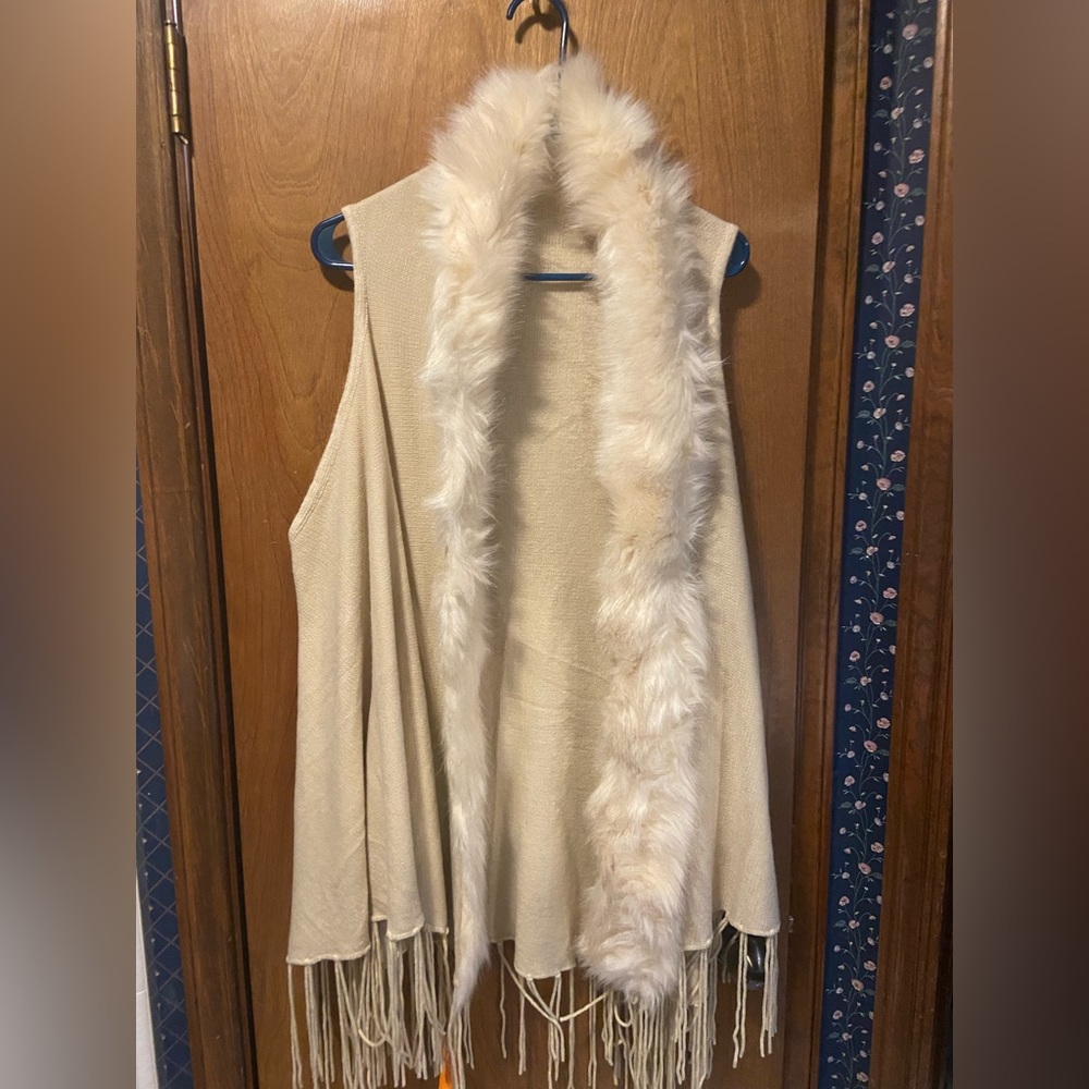 Ivory sweater vest with fur collar NWT
